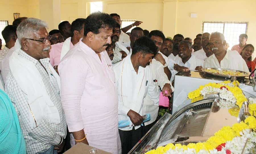 ಯಲಹಂಕ ಕೆರೆಯ ಆವರಣದಲ್ಲಿ ಸ್ವಯಂ ವಿದ್ಯುತ್ ಚಾಲಿತ ಬಟ್ಟೆ ಶುದ್ಧೀಕರಣ ಯಂತ್ರೋಪಕರಣಗಳ ಘಟಕ ಹಾಗೂ ಯಲಹಂಕ ‘ಧೋಬಿ ಘಾಟ್’ ಅನ್ನು ಶಾಸಕ ಎಸ್.ಆರ್.ವಿಶ್ವನಾಥ್ ಉದ್ಘಾಟಿಸಿದರು