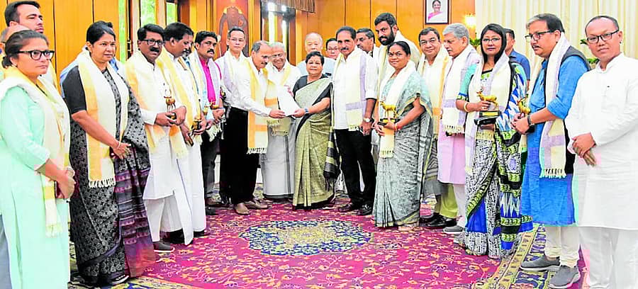 ಮಣಿಪುರದಲ್ಲಿ ಸಂಘರ್ಷ ಕುರಿತ ವಸ್ತುಸ್ಥಿತಿಯ ಅವಲೋಕನ ನಡೆಸಿದ ‘ಇಂಡಿಯಾ’ ಸಂಸದರ ನಿಯೋಗವು, ಭಾನುವಾರ ರಾಜ್ಯಪಾಲೆ ಅನುಸೂಯಾ ಉಯಿಕೆ ಅವರನ್ನು ಭೇಟಿಯಾಗಿ ಮನವಿ ಪತ್ರ ಸಲ್ಲಿಸಿತು