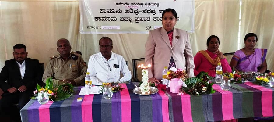 ಕುಷ್ಟಗಿ ತಾಲ್ಲೂಕು ನಿಡಶೇಸಿಯಲ್ಲಿ ಮಂಗಳವಾರ ನಡೆದ ಕಾನೂನು ವಿದ್ಯಾ ಪ್ರಸಾರ ಕಾರ್ಯಕ್ರಮದಲ್ಲಿ ನ್ಯಾಯಾಧೀಶೆ ಸರಸ್ವತಿ ದೇವಿ ಮಾತನಾಡಿದರು