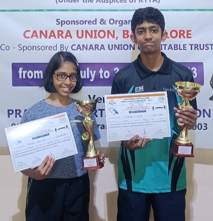 ಪ್ರಶಸ್ತಿಯೊಂದಿಗೆ ಕೈರಾ ಬಾಳಿಗ ಮತ್ತು ತೆಶುಬ್ ದಿನೇಶ್ 