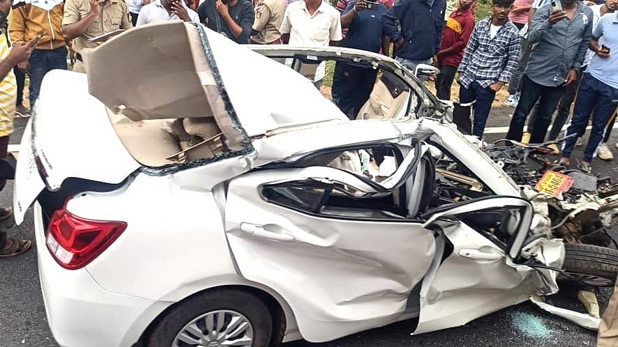 ಹುಣಸೂರು ತಾಲ್ಲೂಕಿನ ರಂಗಯ್ಯನಕೊಪ್ಪಲು ಗ್ರಾಮದ ಬಳಿ ರಾಷ್ಟ್ರೀಯ ಹೆದ್ದಾರಿ 275 ರಲ್ಲಿ ಶನಿವಾರ ಮಧ್ಯಾಹ್ನ ಬಸ್ ಮತ್ತು ಕಾರಿನ ನಡುವೆ ಮುಖಾಮುಖಿ ಡಿಕ್ಕಿ ಸಂಭವಿಸಿ ಕಾರಿನಲ್ಲಿದ್ದ ದಂಪತಿ ಸಾವನ್ನಪ್ಪಿದ್ದಾರೆ.