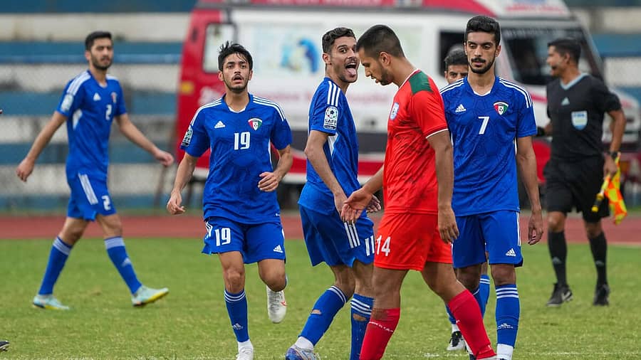 ಬಾಂಗ್ಲಾ ವಿರುದ್ಧ ಜಯ ಸಾಧಿಸಿದ ಕುವೈತ್‌ (ನೀಲಿ ಬಣ್ಣ) ತಂಡದ ಆಟಗಾರರ ಸಂಭ್ರಮ 