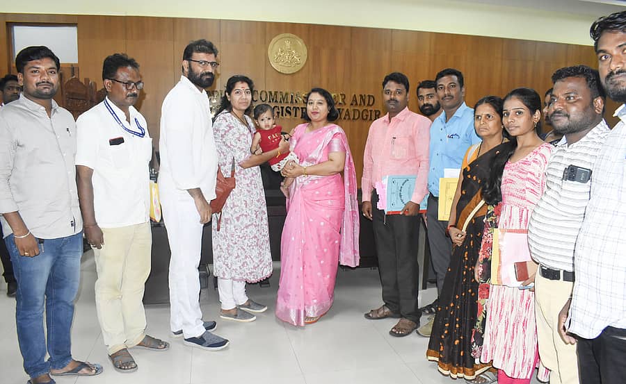 ಯಾದಗಿರಿ ನಗರದ ಜಿಲ್ಲಾಧಿಕಾರಿ ಕಚೇರಿಯಲ್ಲಿ ಮಂಗಳವಾರ ಕೇರಳ ಮೂಲದ ದಂಪತಿಗೆ ವಿಶೆಷ ದತ್ತು ಸಂಸ್ಥೆಯ ಮಗುವನ್ನು ಕಾನೂನುಬದ್ಧ ಹಸ್ತಾಂತರಿಸಿದ ಜಿಲ್ಲಾಧಿಕಾರಿ ಸ್ನೇಹಲ್ ಆರ್.