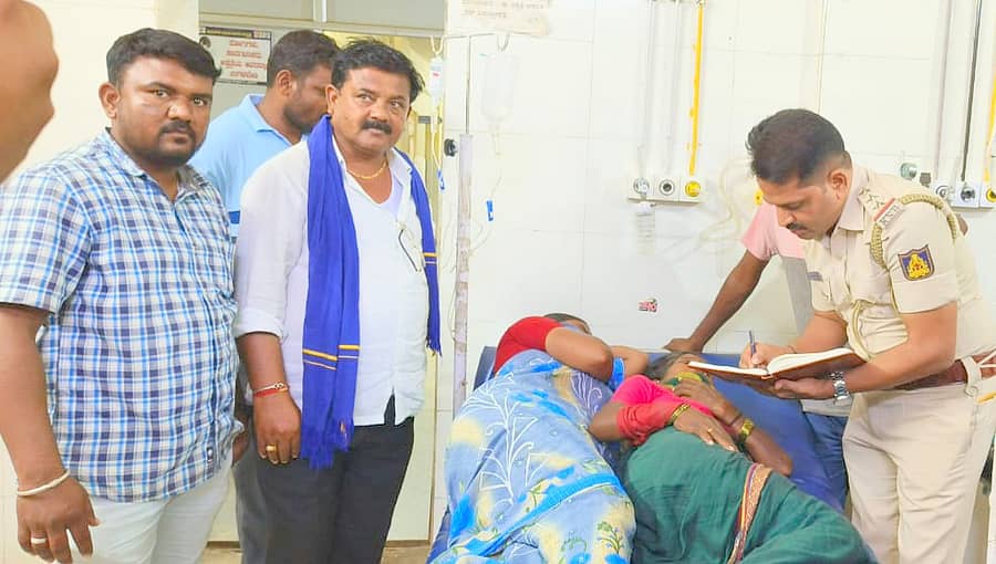 ಶಹಾಪುರ ತಾಲ್ಲೂಕಿನ ಇಬ್ರಾಹಿಂಪುರ ಗ್ರಾಮದಲ್ಲಿ ಶನಿವಾರ ನಡೆದ ಘಟನೆಯಲ್ಲಿ ಗಾಯಗೊಂಡು ನಗರದ ಸರ್ಕಾರಿ ಆಸ್ಪತ್ರೆಯಲ್ಲಿ ಚಿಕಿತ್ಸೆ ಪಡೆಯುತ್ತಿದ್ದು, ಪೊಲೀಸ್ ಇನ್ಸ್ಪೆಕ್ಟರ್ ಚೆನ್ನಯ್ಯ ಹಿರೇಮಠ ಅವರನ್ನು ಭೇಟಿ ಮಾಡಿ ಮಾಹಿತಿ ಪಡೆದರು