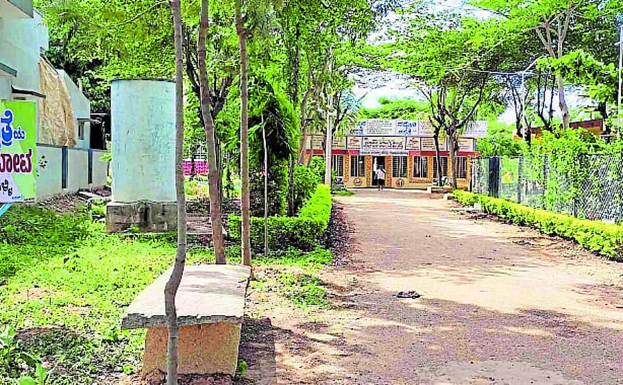 ವಿಜಯಪುರ ಹೋಬಳಿ ಗೊಡ್ಲುಮುದ್ದೇನಹಳ್ಳಿ ಗ್ರಾಮದಲ್ಲಿ ಹಚ್ಚಹಸುರಿನಿಂದ ಕೂಡಿರುವ ಸರ್ಕಾರಿ ಆಸ್ಪತ್ರೆ(ಎಡಚಿತ್ರ). ಆವರಣದಲ್ಲಿ ನಿರ್ಮಾಣ ಮಾಡಿರುವ ಉದ್ಯಾನ