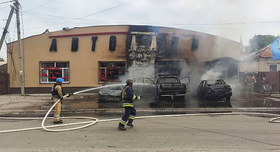 ರಾಕೆಟ್ ದಾಳಿಗೆ ಬೆಂಕಿಗಾಹುತಿಯಾದ ಕಟ್ಟಡದ ಬಳಿ ಬೆಂಕಿ ನಂದಿಸುವ ಕಾರ್ಯದಲ್ಲಿ ತೊಡಗಿರುವ ಅಗ್ನಿಶಾಮಕ ಸಿಬ್ಬಂದಿ– ಎಪಿ ಚಿತ್ರ