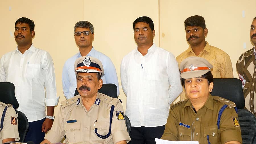 ಬೆಳಗಾವಿಯಲ್ಲಿ ಶುಕ್ರವಾರ ವಶಪಡಿಸಿಕೊಂಡ ನಕಲಿ ಮದ್ಯದ ಬಗ್ಗೆ ನಗರ ಪೊಲೀಸ್ ಆಯುಕ್ತ ಎಸ್.ಎನ್.ಸಿದ್ದರಾಮಪ್ಪ ಅವರು ಮಾದ್ಯಮಗಳಿಗೆ ಮಾಹಿತಿ ನೀಡಿದರು. ಡಿಸಿಪಿಗಳಾದ ಶೇಖರ್ ಠಕ್ಕೆನ್ನವರ, ಪಿ.ವಿ.ಸ್ನೇಹಾ ಹಾಗೂ ಸಿಬ್ಬಂದಿ ಇದ್ದಾರೆ / ಪ್ರಜಾವಾಣಿ ಚಿತ್ರ