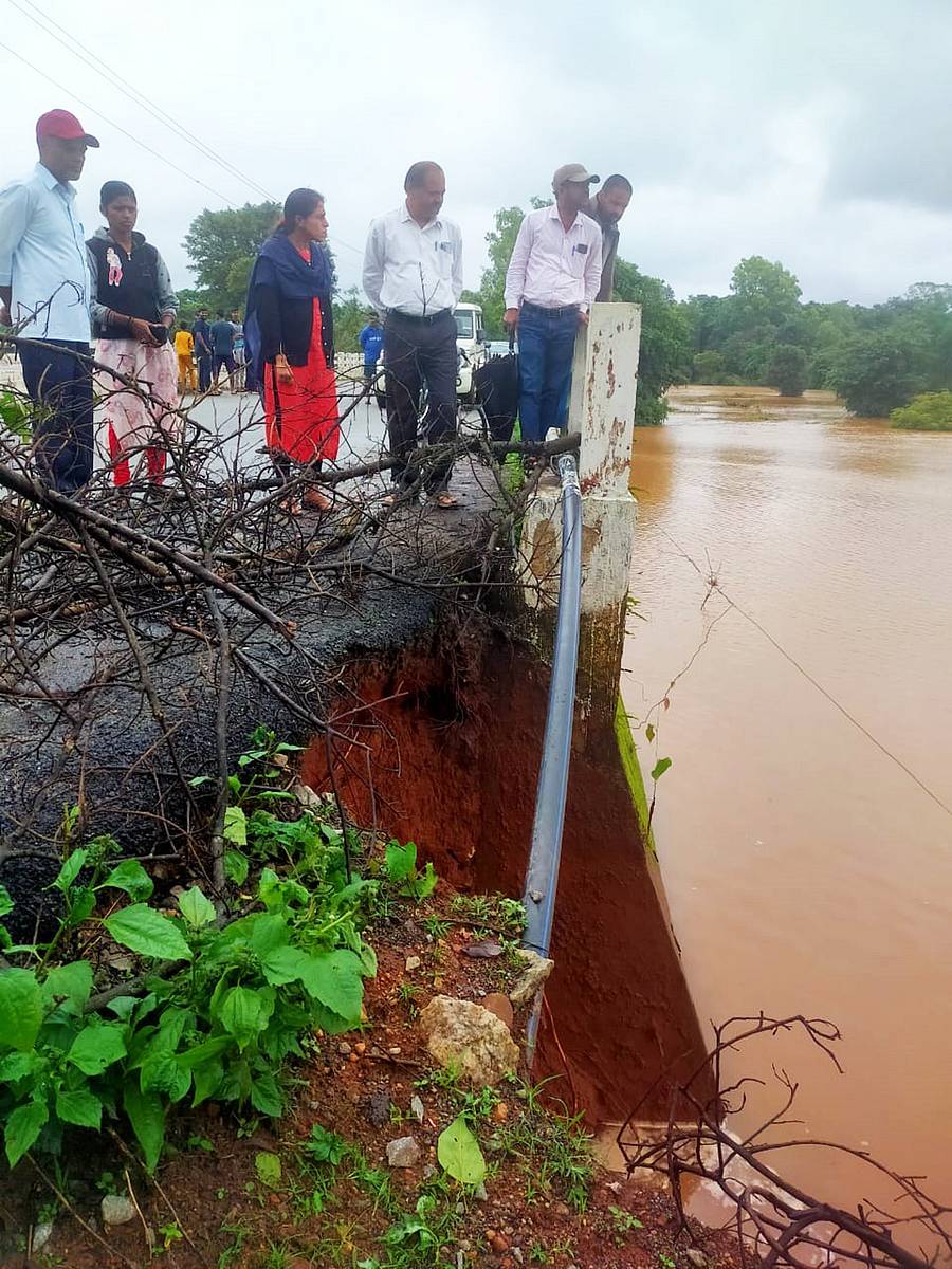 ಮುಂಡೊಳ್ಳಿ ಸೇತುವೆ ಮಣ್ಣು ಜರುಗುತ್ತಿರುವುದನ್ನು ಅಧಿಕಾರಿಗಳು ವೀಕ್ಷಿಸುತ್ತಿರುವುದು