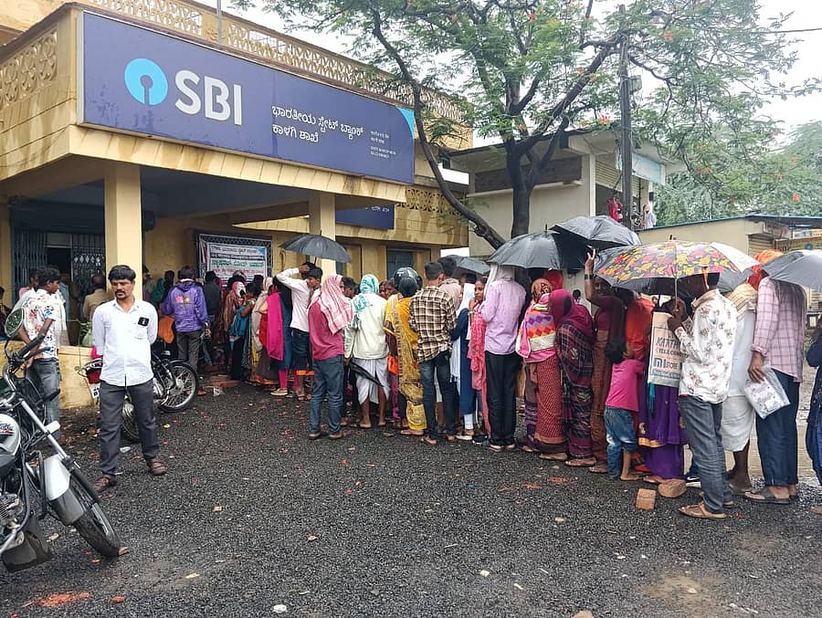 ಕಾಳಗಿಯಲ್ಲಿ ಇ–ಕೆವೈಸಿ ಮಾಡಿಸಲು ಜನರು ಬ್ಯಾಕ್‌ನ ಎದುರು ಸಾಲುಗಟ್ಟಿರುವುದು