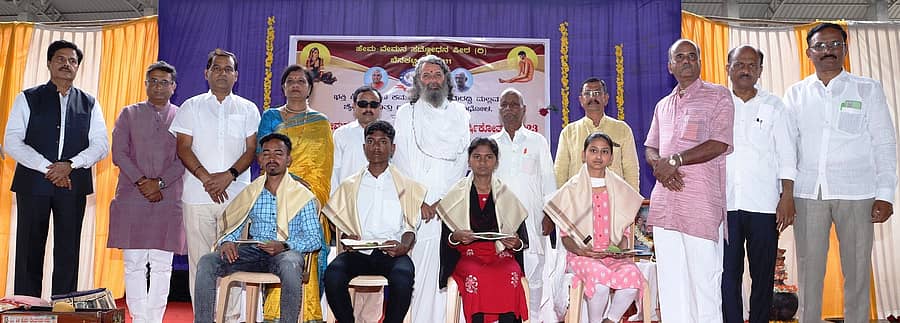 ಮುಧೋಳ ನಗರದಲ್ಲಿ ಭಾನುವಾರ ಕಾರ್ಯಕ್ರಮದಲ್ಲಿ ನಾಲ್ವರು ಬಡ ವಿದ್ಯಾರ್ಥಿಗಳನ್ನು ಶೈಕ್ಷಣಿಕವಾಗಿ ದತ್ತು ಸ್ವೀಕರಿಸಲಾಯಿತು