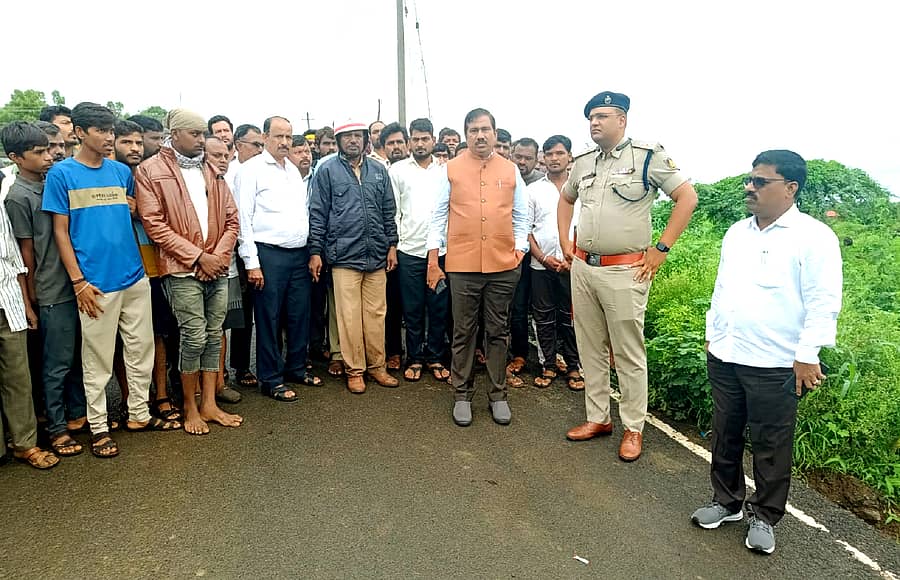 ಬಸವಕಲ್ಯಾಣ ತಾಲ್ಲೂಕಿನ ದನ್ನೂರ (ಆರ್) ಗ್ರಾಮದ ಹಳ್ಳದಲ್ಲಿ ಮಳೆ ನೀರಿನಲ್ಲಿ ಕೊಚ್ಚಿಹೋದ ಯುವಕ ಎರಡನೇ ದಿನವೂ ಪತ್ತೆ ಆಗದ ಕಾರಣ ಜಿಲ್ಲಾಧಿಕಾರಿ ಗೋವಿಂದರೆಡ್ಡಿ, ಜಿಲ್ಲಾ ಪೊಲೀಸ್ ವರಿಷ್ಠಾಧಿಕಾರಿ ಚನ್ನಬಸವಣ್ಣ ಎಸ್.ಎಲ್ ಸ್ಥಳಕ್ಕೆ ಭೇಟಿ ನೀಡಿದರು