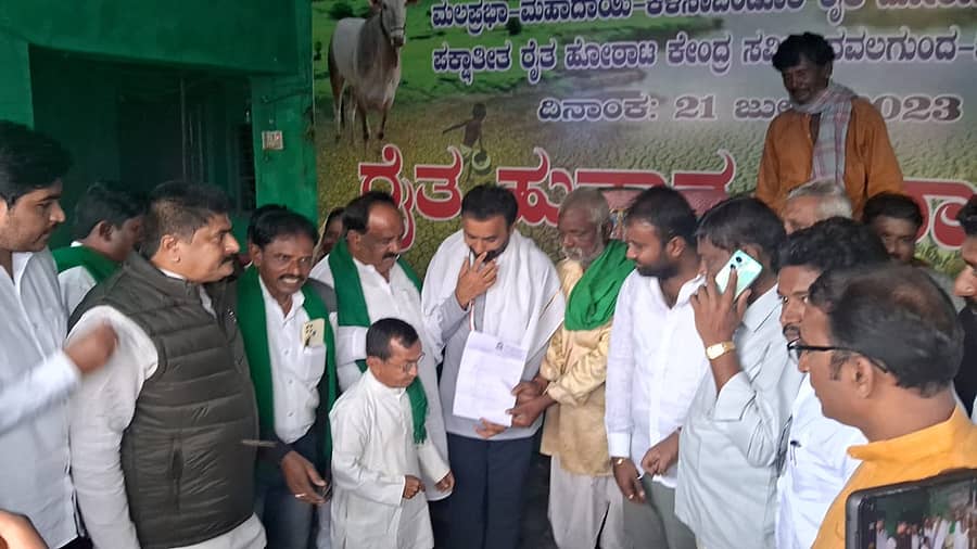 ನವಲಗುಂದ ಪಟ್ಟಣದಲ್ಲಿ ಮಹದಾಯಿ ಕಳಸಾ ಬಂಡೂರಿ ಹೋರಾಟಗಾರರು ನದಿ ಜೋಡಣೆ ಕಾಮಗಾರಿಯನ್ನು ಶೀಘ್ರ ಆರಂಭಿಸಬೇಕು ಎಂದು ಒತ್ತಾಯಿಸಿ ಸಚಿವ ಸಂತೋಷ ಲಾಡ್ ಅವರಿಗೆ ಮನವಿ ಸಲ್ಲಿಸಿದರು