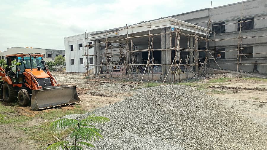 ಬಳ್ಳಾರಿ ವಿಎಸ್ಕೆಯು ಕ್ಯಾಂಪಸ್ನಲ್ಲಿ ನಿರ್ಮಾಣವಾಗುತ್ತಿರುವ ವಾಣಿಜ್ಯ ಶಾಸ್ತ್ರ ಕಟ್ಟಡ ಸೋಮವಾರ ಕಂಡುಬಂದಿದ್ದು ಹೀಗೆ. ಈ ಕಟ್ಟಡ ಮಂಗಳವಾರ ಬೆಳಿಗ್ಗೆ ಉದ್ಘಾಟನೆ ಆಗಲಿದೆ