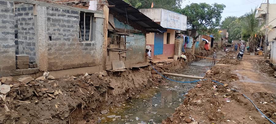 ಹುಬ್ಬಳ್ಳಿಯ ವಾರ್ಡ್ ನಂ. 54ರ ಹೆಗ್ಗೇರಿ ಸಿದ್ಧಾರೂಢ ನಗರದಲ್ಲಿ ನಡೆಯುತ್ತಿರುವ ನಾಲಾ ಕಾಮಗಾರಿ