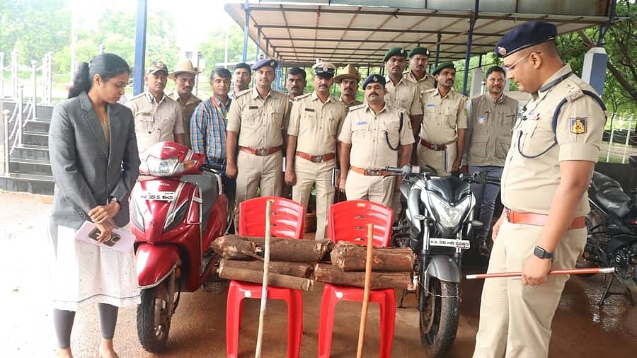 ಆರೋಪಿಗಳಿಂದ ವಶಪಡಿಸಿಕೊಂಡಿರುವ ಶ್ರೀಗಂಧದ ತುಂಡುಗಳನ್ನು ಜಿಲ್ಲಾ ಪೊಲೀಸ್ ವರಿಷ್ಠಾಧಿಕಾರಿ ಚನ್ನಬಸವಣ್ಣ ಎಸ್.ಎಲ್. ಹಾಗೂ ಡಿಸಿಎಫ್ ಎಂ.ಎಂ. ವಾನತಿ ಅವರು ಬೀದರ್ನಲ್ಲಿ ಶುಕ್ರವಾರ ಪರಿಶೀಲಿಸಿದರು