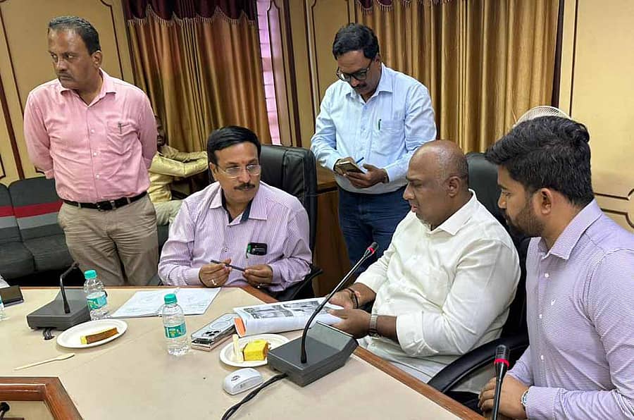 ಪ್ರಗತಿ ಪರಿಶೀಲನಾ ಸಭೆಯಲ್ಲಿ ಅಧಿಕಾರಿಗಳು ಶಾಸಕ ಸತೀಶ್ ರೆಡ್ಡಿಯವರಿಗೆ ಮಾಹಿತಿ ನೀಡಿದರು. ಮುಖ್ಯ ಎಂಜಿನಿಯರ್ ಶಶಿಕುಮಾರ್, ಜಂಟಿ ಆಯುಕ್ತ ಎಂ. ಅಜಿತ್ ಇದ್ದಾರೆ.