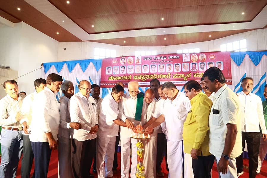 ಹೊನ್ನಾಳಿ ತಾಲ್ಲೂಕಿನ ಗೊಲ್ಲರಹಳ್ಳಿ ತರಳಬಾಳು ಸಮುದಾಯ ಭವನದಲ್ಲಿ ಸಾಧು ವೀರಶೈವ ಸಮಾಜದ ವತಿಯಿಂದ ಹಮ್ಮಿಕೊಂಡಿದ್ದ ಸಮಾರಂಭವನ್ನು ಸಚಿವ ಎಸ್.ಎಸ್. ಮಲ್ಲಿಕಾರ್ಜುನ್ ಉದ್ಘಾಟಿಸಿದರು.