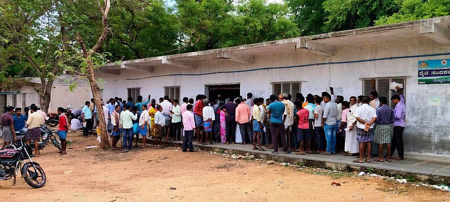 ಕೊಟ್ಟೂರಿನ ರೈತ ಸಂಪರ್ಕ ಕೇಂದ್ರದಲ್ಲಿ ಹನಿ ನೀರಾವರಿ ಪರಿಕರಗಳನ್ನು ಖರೀದಿಸುತ್ತಿರುವ ರೈತರು