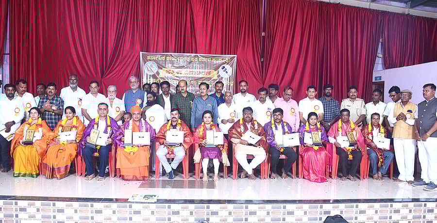 ಕಮಲಾಪುರದಲ್ಲಿ ತಾಲ್ಲೂಕು ಕಾರ್ಯನಿರತ ಪತ್ರಕರ್ತರ ಸಂಘದ ವತಿಯಿಂದ ವಿವಿಧ ಸಾಧಕರಿಗೆ ಪ್ರಶಸ್ತಿ ಪ್ರದಾನ ಮಾಡಲಾಯಿತು