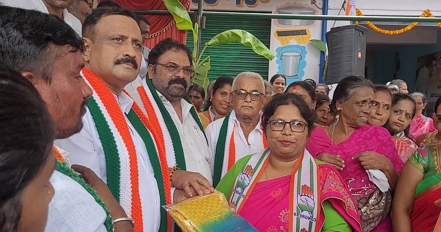ಕನ್ನಲ್ಲಿಯಲ್ಲಿ ನಡೆದ ಕಾಂಗ್ರೆಸ್ ಉತ್ಸವದಲ್ಲಿ ಬೆಂಗಳೂರು ಉತ್ತರ ಜಿಲ್ಲಾ ಕಾಂಗ್ರೆಸ್ ಅಧ್ಯಕ್ಷ ಎಂ.ರಾಜ್ಕುಮಾರ್, ಎಚ್.ಮಂಜುನಾಥ್ ಅವರು ಮಹಿಳೆಯರಿಗೆ ಸೀರೆ ವಿತರಿಸಿದರು. ಎಚ್.ರಾಮಮೂರ್ತಿ, ಬಾಲರಾಜುಗೌಡ ಇದ್ದರು.