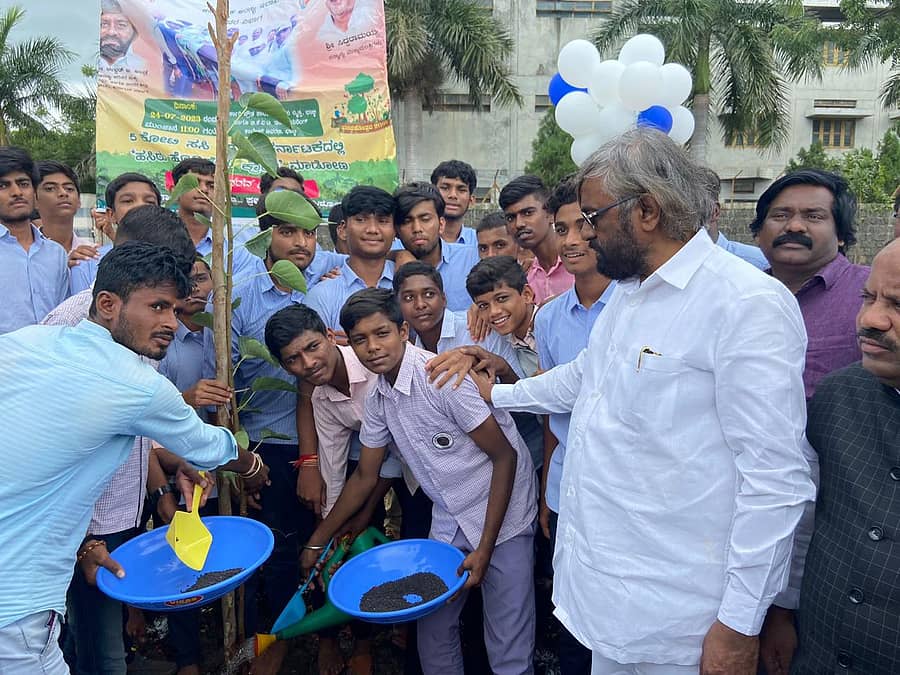 ಭಾಲ್ಕಿಯ ಸರ್ಕಾರಿ ಪ್ರೌಢ ಶಾಲೆಯಲ್ಲಿ ಗಿಡ ನೆಡುವ ಕಾರ್ಯಕ್ರಮಕ್ಕೆ ಸಚಿವ ಈಶ್ವರ ಖಂಡ್ರೆ ಚಾಲನೆ ನೀಡಿದರು