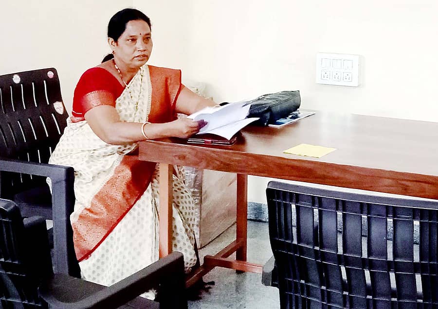 ಬೈಲಹೊಂಗಲದ ಹಿಂದುಳಿದ ವರ್ಗಗಳ ಕಲ್ಯಾಣಾಧಿಕಾರಿ ಕಚೇರಿಯ ತಮ್ಮ ಕೊಠಡಿಗೆ ಬೀಗ ಹಾಕಲಾಗಿದ್ದರಿಂದ ಕಲ್ಯಾಣಾಧಿಕಾರಿ ಶಾಂತವ್ವಾ ಮರಿಗೌಡರ ಅವರು ಗುರುವಾರ ಕಚೇರಿ ಆವರಣದಲ್ಲಿ ಕುಳಿತಿದ್ದರು