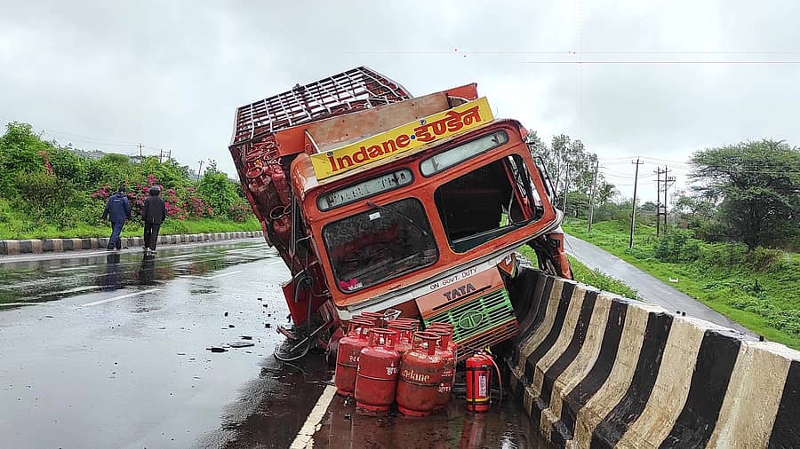ಎಲ್‌ಪಿಜಿ ಸಿಲಿಂಡರ್ ಸಾಗಿಸುತ್ತಿದ್ದ ಲಾರಿ ಶನಿವಾರ ಕಮಕಾರಟ್ಟಿ ಗ್ರಾಮದ ಸಮೀಪ ಹೆದ್ದಾರಿಯಲ್ಲಿ ಅಪಘಾತಕ್ಕೀಡಾಗಿರುವುದು 