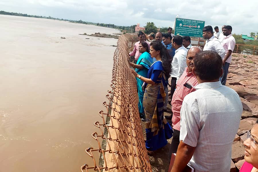 ರಬಕವಿ ಬನಹಟ್ಟಿ ತಾಲ್ಲೂಕಿನ ಹಿಪ್ಪರಗಿ ಬ್ಯಾರೇಜ್‌ಗೆ ಜಿಲ್ಲಾಧಿಕಾರಿ ಕೆ.ಎಂ. ಜಾನಕಿ ಭೇಟಿ ನೀಡಿ ಪರಿಶೀಲನೆ ನಡೆಸಿದರು 
