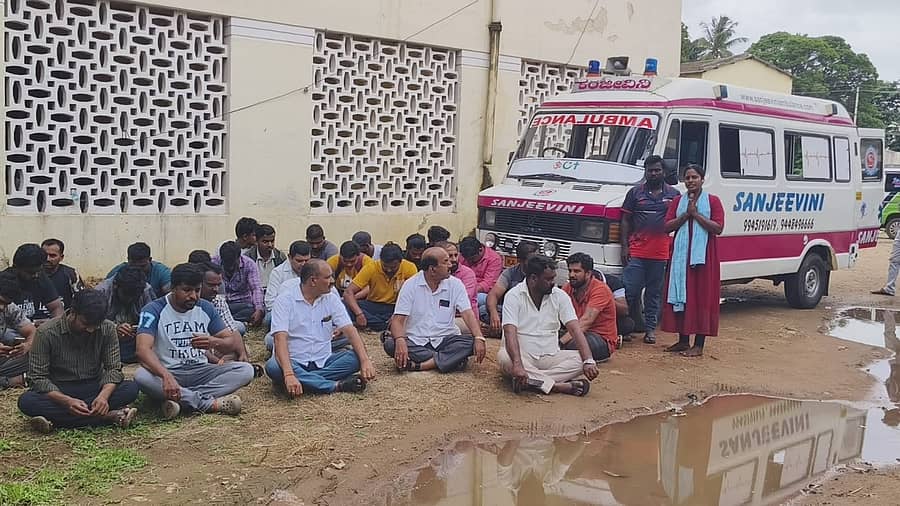 ತಿ.ನರಸೀಪುರದ ‘ಯುವ ಬ್ರಿಗೇಡ್’ ಸಂಚಾಲಕ ವೇಣುಗೋಪಾಲ್‌ ಕೊಲೆ ಖಂಡಿಸಿ ಮೈಸೂರಿನ ವೈದ್ಯಕೀಯ ಕಾಲೇಜಿನ ಶವಾಗಾರದ ಬಳಿ ಸಂಘಟನೆ ಕಾರ್ಯಕರ್ತರು ಹಾಗೂ ಕುಟುಂಬದವರು ಸೋಮವಾರ ಪ್ರತಿಭಟಿಸಿದರು