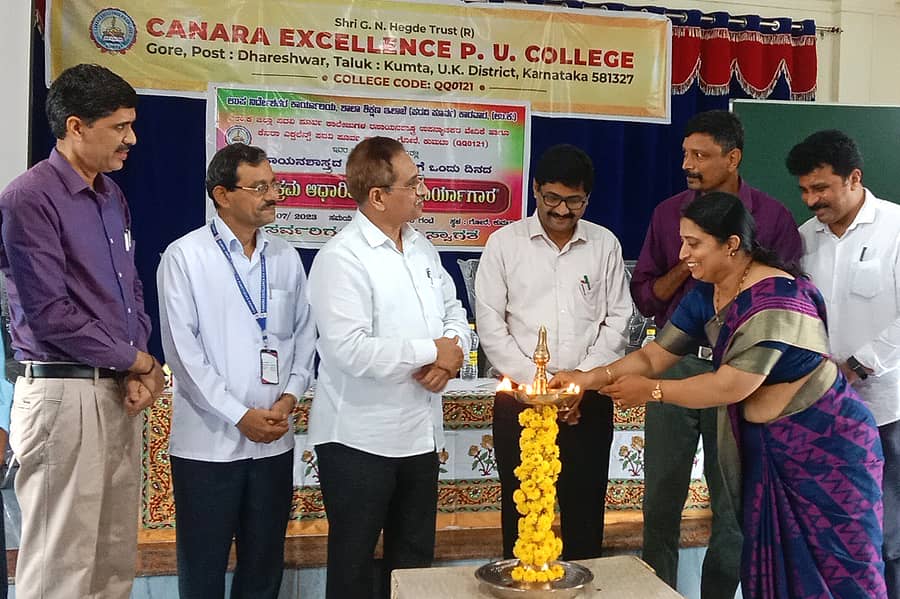 ಕುಮಟಾ ತಾಲ್ಲೂಕಿನ ಗೋರೆ ಕೆನರಾ ಎಕ್ಸಲೆನ್ಸ್ ಪದವಿ ಪೂರ್ವ ವಿಜ್ಞಾನ ಕಾಲೇಜಿನಲ್ಲಿ ಗುರುವಾರ ಏರ್ಪಡಿಸಲಾದ ರಸಾಯನಶಾಸ್ತ್ರ ಉಪನ್ಯಾಸಕರ ತರಬೇತಿ ಕಾರ್ಯಾಗಾರವನ್ನು ಗಣ್ಯರು ಉದ್ಘಾಟಿಸಿದರು