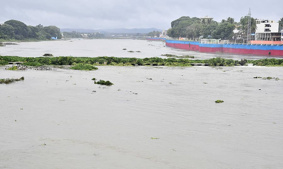 ಶಿವಮೊಗ್ಗ ಸಮೀಪದ ಗಾಜನೂರು ಜಲಾಶಯ ಭರ್ತಿ ಆಗಿದ್ದು, ನದಿಗೆ ನೀರು ಹರಿಸಲಾಗುತ್ತಿದೆ. ಹೀಗಾಗಿ ಶಿವಮೊಗ್ಗ ನಗರದಲ್ಲಿ ಹಾದು ಹೋಗುವ ತುಂಗೆ ನಿಧಾನವಾಗಿ ಮೈದುಂಬುತ್ತಿದ್ದಾಳೆ