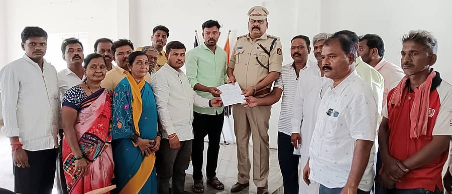 ಕೊಪ್ಪಳದಲ್ಲಿ ಇತ್ತೀಚೆಗೆ ಶಕುಂತಲಮ್ಮ ಬನ್ನಿಕೊಪ್ಪ ಮತ್ತು ನಾಗರತ್ನಮ್ಮ ತಳವಾರ ಅವರು ಡಿವೈಎಸ್‌ಪಿ ಶರಣಪ್ಪ ಸುಬೇದಾರ್ ಅವರಿಗೆ ದೂರು ಸಲ್ಲಿಸಿದರು