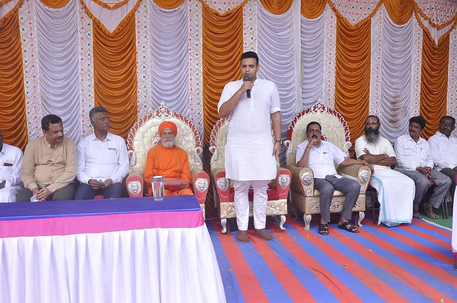 ಹನೂರು ತಾಲೂಕಿನ ಎಲ್ಲೇಮಾಳ ಎಲ್ಲೇಮಾಳ ಗ್ರಾಮದ ಸರ್ಕಾರಿ ಪ್ರೌಢಶಾಲೆಯಲ್ಲಿ ಮುಮ್ಮಡಿ ಕೃಷ್ಣರಾಜ ಒಡೆಯರ ಪಟ್ಟಾಭಿಷೇಕದ ಸವಿನೆನಪಿನಲ್ಲಿ ಶುಕ್ರವಾರ ಏರ್ಪಡಿಸಿದ್ದ ಸನಾತನ ಸಂಸ್ಕೃತಿ ಪುನರುತ್ಥಾನ ಕಾರ್ಯಕ್ರಮದಲ್ಲಿ ಮೈಸೂರು ರಾಜವಂಶಸ್ಥ ಯದುವೀರ ಕೃಷ್ಣದತ್ತ ಚಾಮರಾಜ ಒಡೆಯರ್ ಮಾತನಾಡಿದರು.