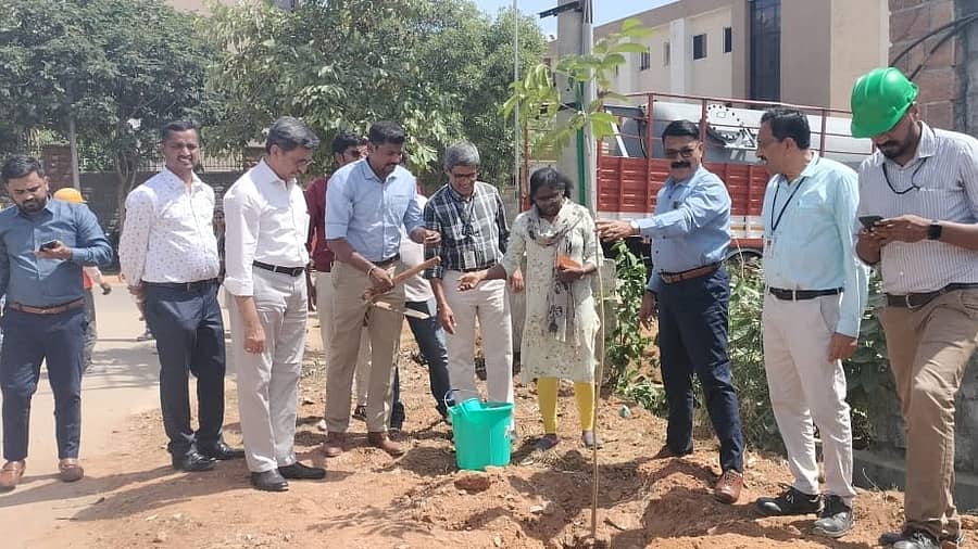 ಹಾರೋಹಳ್ಳಿ ಕೈಗಾರಿಕಾ ಪ್ರದೇಶದ ಆಂಥಮ್ ಬಯೋಸೈನ್ಸ್ ಕಾರ್ಖಾನೆಯಲ್ಲಿ ಸಸಿ ನೆಡುವ ಮೂಲಕ ವಿಶ್ವ ಪರಿಸರ ದಿನ ಆಚರಿಸಲಾಯಿತು