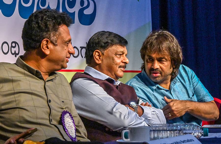 ಬೆಂಗಳೂರಿನಲ್ಲಿ ಶುಕ್ರವಾರ ಅಖಿಲ ಭಾರತ ಶಿಕ್ಷಣ ಉಳಿಸಿ ಸಮಿತಿ ಆಯೋಜಿಸಿದ್ದ ಶೈಕ್ಷಣಿಕ ಸಮಾವೇಶದಲ್ಲಿ ಉನ್ನತ ಶಿಕ್ಷಣ ಸಚಿವ ಎಂ.ಸಿ. ಸುಧಾಕರ್‌, ಸಮಾಜ ಕಲ್ಯಾಣ ಸಚಿವ ಎಚ್.ಸಿ. ಮಹಾದೇವಪ್ಪ, ಶಾಲಾ ಶಿಕ್ಷಣ ಸಚಿವ ಮಧು ಬಂಗಾರಪ್ಪ ಭಾಗವಹಿಸಿದ್ದರು–ಪ್ರಜಾವಾಣಿ ಚಿತ್ರ. 