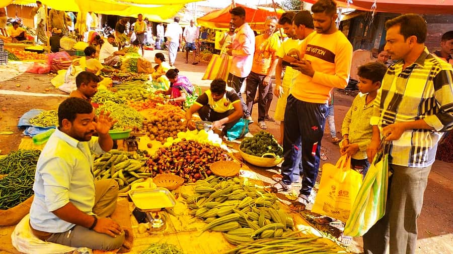 ರಟ್ಟೀಹಳ್ಳಿ ಪಟ್ಟಣದಲ್ಲಿ ಪ್ರತಿ ಶುಕ್ರವಾರದಂದು ಜರುಗುವ ವಾರದ ಸಂತೆಯ ನೋಟ