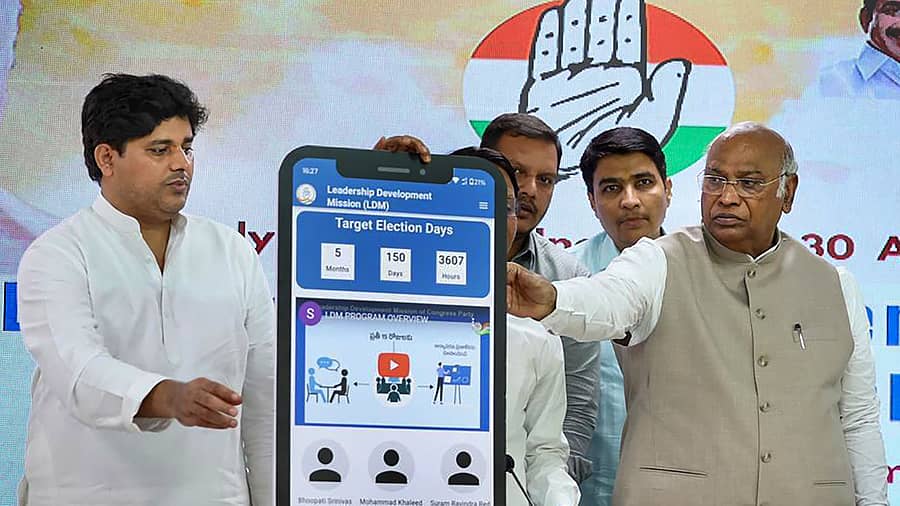 ನವದೆಹಲಿಯಲ್ಲಿ ಬುಧವಾರ ಎಸ್‌ಸಿ, ಎಸ್‌ಟಿ, ಒಬಿಸಿ ಮತ್ತು ಅಲ್ಪಸಂಖ್ಯಾತರ ವಿಭಾಗದ ‘ನಾಯಕತ್ವದ ಬೆಳವಣಿಗೆ ಮಿಷನ್’ ಕುರಿತ ಪಕ್ಷದ ರಾಷ್ಟ್ರೀಯ ಕಾರ್ಯಾಗಾರಕ್ಕೆ ಕಾಂಗ್ರೆಸ್‌ ಅಧ್ಯಕ್ಷ ಮಲ್ಲಿಕಾರ್ಜುನ ಖರ್ಗೆ ಚಾಲನೆ ನೀಡಿದರು.