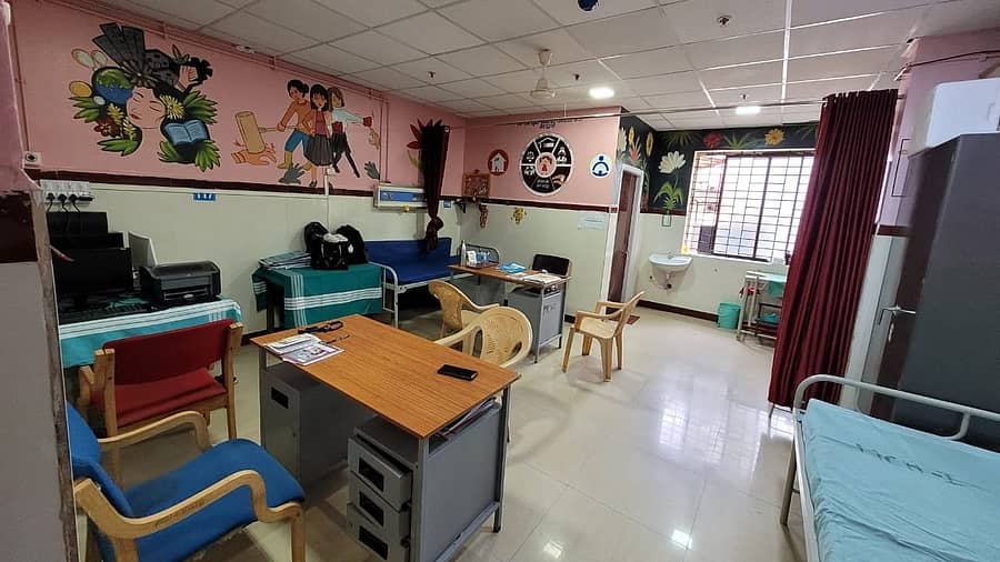 ಹುಬ್ಬಳ್ಳಿಯ ಕಿಮ್ಸ್ ಆಸ್ಪತ್ರೆಯ ಎಂ.ಸಿ.ಎಚ್ ಕಟ್ಟಡದಲ್ಲಿರುವ ಸಖಿ ಕೇಂದ್ರದ ಆವರಣ