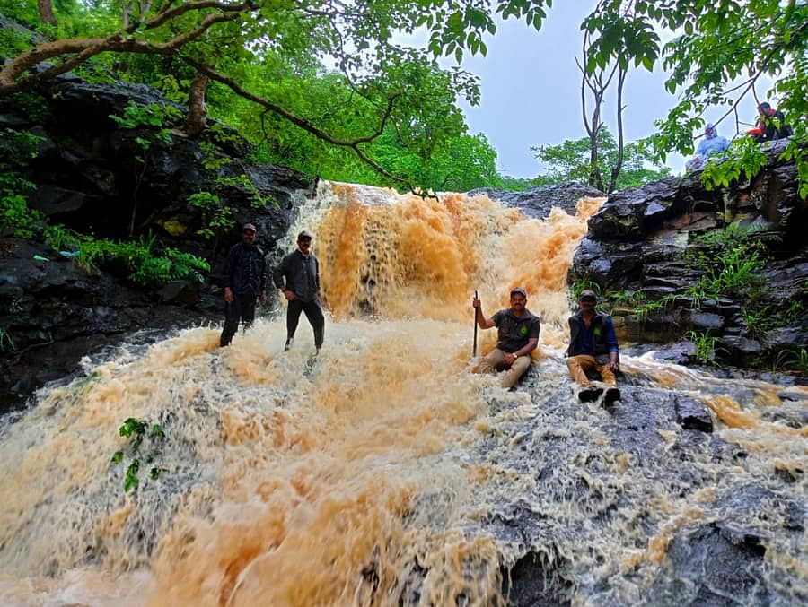 ಚಿಂಚೋಳಿ ತಾಲ್ಲೂಕು ಚಂದ್ರAಪಳ್ಳಿ ಮೇಲ್ಬಾಗದಲ್ಲಿ ದೊಡ್ಡಗುಂಡಲ ನಾಲಾದಲ್ಲಿ ಬೃಹತ್ ಬಂಡೆಯ ಮೇಲಿನಿಂದ ಬೀಳುತ್ತಿರುವ ನೀರಿನಲ್ಲಿ ಅರಣ್ಯ ಇಲಾಖೆ ಸಿಬ್ಬಂದಿ ಜಲಧಾರೆಯ ಸೌಂದರ್ಯ ಕಣ್ತುಂಬಿಕೊAಡರು ===