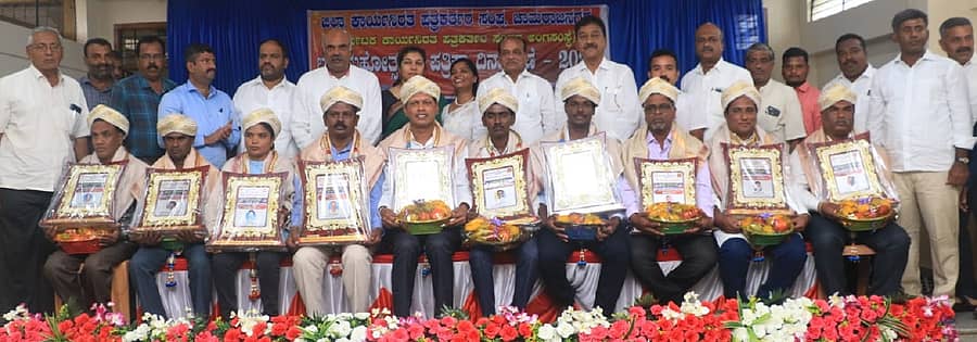 ಸಮಾರಂಭದಲ್ಲಿ ‘ಪ್ರಜಾವಾಣಿ’ಯ ಮಹದೇವ್ ಸೇರಿದಂತೆ 10 ಮಂದಿ ಪತ್ರಕರ್ತರಿಗೆ ಪ್ರಶಸ್ತಿ ಪ್ರದಾನ ಮಾಡಲಾಯಿತು. ಶಾಸಕರಾದ ಎಚ್.ಎಂ.ಗಣೇಶ್ ಪ್ರಸಾದ್, ಎ.ಆರ್.ಕೃಷ್ಣಮೂರ್ತಿ, ಸಿ.ಪುಟ್ಟರಂಗಶೆಟ್ಟಿ, ಜಿಲ್ಲಾಧಿಕಾರಿ ಶಿಲ್ಪಾ ನಾಗ್ ಇತರರು ಇದ್ದರು