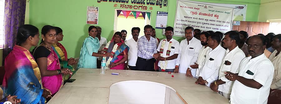 ಅಳವಂಡಿ ಸಮೀಪದ ಹಟ್ಟಿ ಗ್ರಾಮ ಪಂಚಾಯಿತಿಯ ನೂತನ ಅಧ್ಯಕ್ಷರಾಗಿ ಆಯ್ಕೆಯಾದ ಪರವೀನಬಾನು ಹಾಗೂ ಉಪಾಧ್ಯಕ್ಷ ನಿಂಗನಗೌಡ ಅವರನ್ನು ಸನ್ಮಾನಿಸಲಾಯಿತು