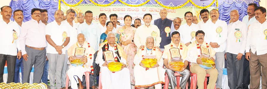 ತುಮಕೂರಿನಲ್ಲಿ ಭಾನುವಾರ ಜಿಲ್ಲಾ ಬಲಿಜ ಸಂಘ ಆಯೋಜಿಸಿದ್ದ ಯೋಗಿನಾರೇಯಣ ಯತೀಂದ್ರರ ಜೀವ ಸಮಾಧಿ ಮಹೋತ್ಸವ ಮತ್ತು ಬಲಿಜ ವಿದ್ಯಾರ್ಥಿನಿಯರ ಹೊಸ ಹಾಸ್ಟೆಲ್‌ ಕಾರ್ಯಕ್ರಮದಲ್ಲಿ ಸಮುದಾಯದ ಹಿರಿಯರನ್ನು ಗೌರವಿಸಲಾಯಿತು.