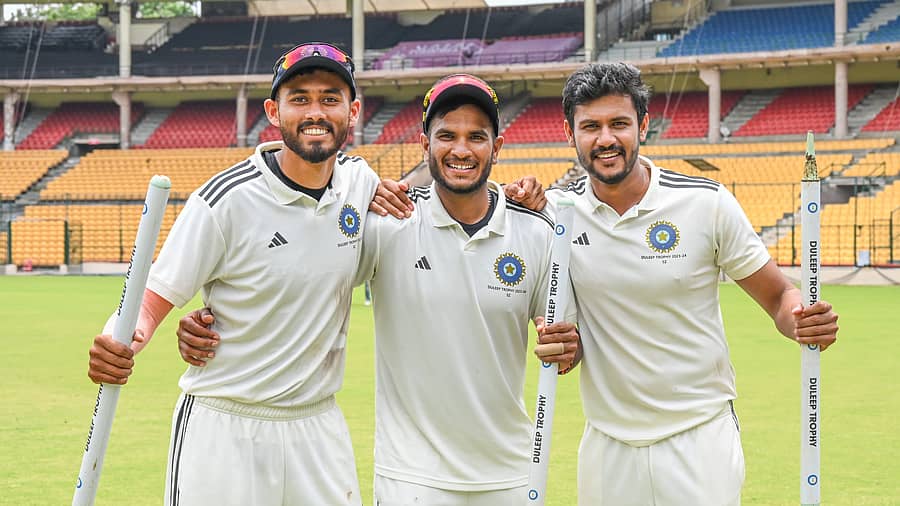 ದೇವಧರ್ ಟ್ರೋಫಿ ಕ್ರಿಕೆಟ್ ಟೂರ್ನಿಯಲ್ಲಿ ದಕ್ಷಿಣ ವಲಯ ತಂಡದಲ್ಲಿ ಆಡಲಿರುವ ಕರ್ನಾಟಕದ ವಿದ್ವತ್ ಕಾವೇರಪ್ಪ, ವೈಶಾಖ ವಿಜಯಕುಮಾರ್ ಮತ್ತು ವಿ. ಕೌಶಿಕ್ –ಪ್ರಜಾವಾಣಿ ಚಿತ್ರ