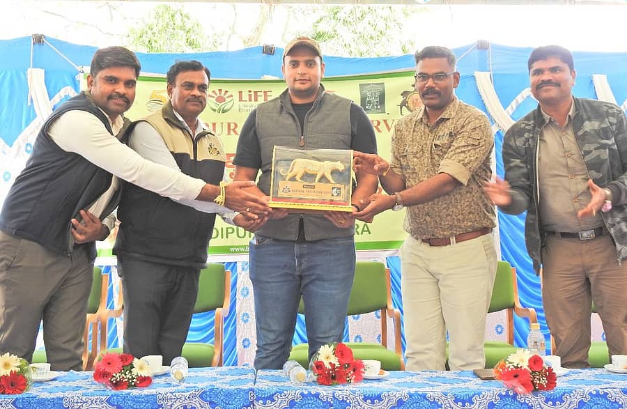 ಬಂಡೀಪುರದಲ್ಲಿ ನಡೆದ ವಿಶ್ವ ಹುಲಿ ದಿನ-2023 ಕಾರ್ಯಕ್ರಮದಲ್ಲಿ ಮೈಸೂರು ರಾಜವಂಶಸ್ಥ ಯದುವೀರ್ ಕೃಷ್ಣದತ್ತ ಚಾಮರಾಜ ಒಡೆಯರ್ ಗೆ ಅರಣ್ಯ ಸಂರಕ್ಷಣಾಧಿಕಾರಿ ಡಾ.ರಮೇಶ್ ಕುಮಾರ್ ನೆನಪಿನ ಕಾಣಿಕೆ ನೀಡಿ ಗೌರವಿಸಿದರು.