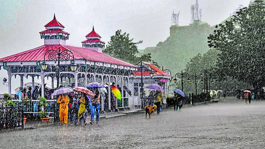 ಹಿಮಾಚಲ ಪ್ರದೇಶದ ಶಿಮ್ಲಾದಲ್ಲಿ ಸುರಿಯುತ್ತಿರುವ ಮಳೆಯಲ್ಲಿ ಛತ್ರಿಯ ಆಸರೆ ಪಡೆದ ಯುವತಿಯರು (ಪಿಟಿಐ ಚಿತ್ರ)