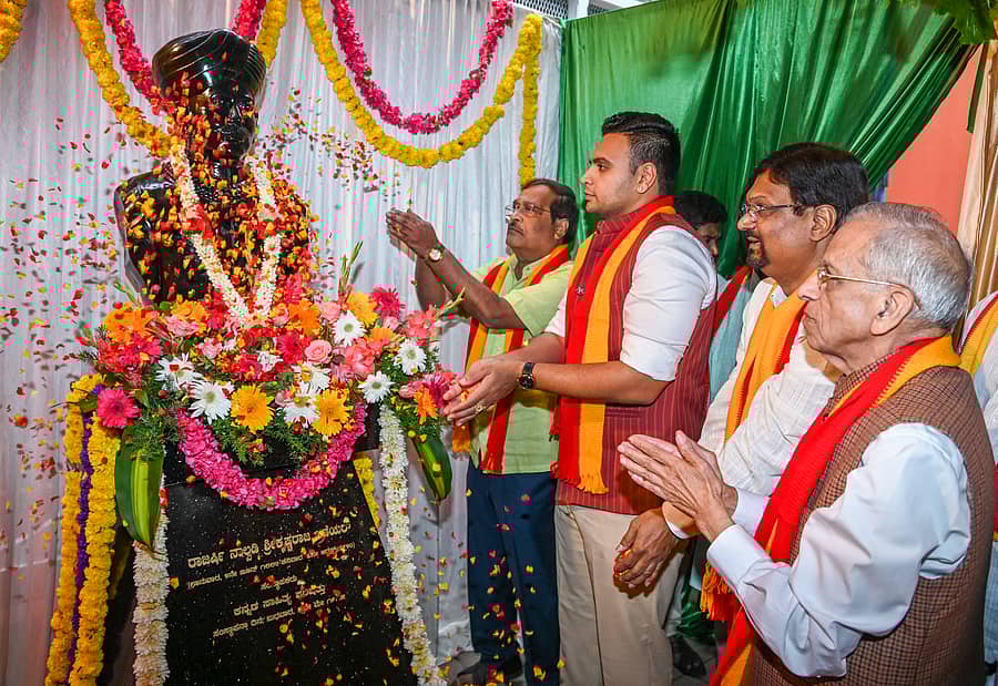 ಕನ್ನಡ ಸಾಹಿತ್ಯ ಪರಿಷತ್ತು ಆವರಣದಲ್ಲಿ ನಾಲ್ವಡಿ ಕೃಷ್ಣರಾಜ ಒಡೆಯರ್ ಪ್ರತಿಮೆಯನ್ನು ಮೈಸೂರು ರಾಜವಂಶಸ್ಥ ಯದುವೀರ ಕೃಷ್ಣದತ್ತ ಚಾಮರಾಜ ಒಡೆಯರ್ ಶುಕ್ರವಾರ ಅನಾವರಣಗೊಳಿಸಿದರು. ಕನ್ನಡ ಸಾಹಿತ್ಯ ಪರಿಷತ್ತಿನ ಅಧ್ಯಕ್ಷ ಮಹೇಶ್ ಜೋಶಿ, ನ್ಯಾಯಮೂರ್ತಿ ಶಿವರಾಜ್ ವಿ. ಪಾಟೀಲ್ ಇದ್ದರು–ಪ್ರಜಾವಾಣಿ ಚಿತ್ರ