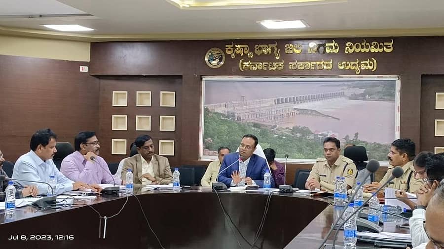 ಆಲಮಟ್ಟಿ ಕೆಬಿಜೆಎನ್ ಎಲ್ ಎಂಡಿ ಕಚೇರಿ ಸಭಾಂಗಣದಲ್ಲಿ ಬೆಳಗಾವಿ ಪ್ರಾದೇಶಿಕ ಆಯುಕ್ತ ನಿತೇಶ ಪಾಟೀಲ ಘಟಪ್ರಭಾ, ಕೃಷ್ಣಾ, ಮಲಪ್ರಭಾ ಜಲಾಶಯದ ಸ್ಥಿತಿಗತಿ ಕುರಿತು ನಾನಾ ಅಧಿಕಾರಿಗಳೊಂದಿಗೆ ಸಭೆ ನಡೆಸಿದರು