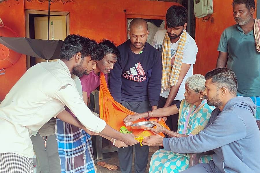 ಕಾನಹೊಸಹಳ್ಳಿ ಸಮೀಪದ ಹಿರೇಕುಂಬಳಗುಂಟೆಯಲ್ಲಿ ಯೋಧ ಸದಾನಂದ್ ಅವರ ತಾಯಿಯಿಂದ ಯುವ ಬ್ರಿಗೇಡ್ ತಂಡದವರು ವೀರಾಕ್ಷತೆ ಪಡೆದರು