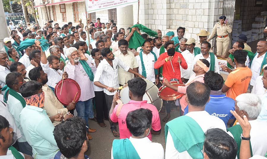 ರೈತರ ವಿವಿಧ ಬೇಡಿಕೆ ಈಡೇರಿಕೆಗೆ ಒತ್ತಾಯಿಸಿ ರೈತಸಂಘದ ಸದಸ್ಯರು ಸೋಮವಾರ ಜಿಲ್ಲಾಧಿಕಾರಿ ಕಚೇರಿ ಎದುರು ಪ್ರತಿಭಟನೆ ನಡೆಸಿದರು