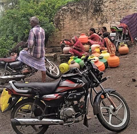ಅಫಜಲಪುರ ತಾಲ್ಲೂಕಿನ ಬಂದರವಾಡ ಗ್ರಾಮದಲ್ಲಿ ಕಳೆದೆರಡು ದಿನಗಳಿಂದ ವಿದ್ಯುತ್ ಪೂರೈಕೆ ಸ್ಥಗಿತ ವಾಗಿದ್ದರಿಂದ ಮಹಿಳೆಯರು ಮಕ್ಕಳು ದಿನಗಟ್ಟಲೆ ತುಂತುರು ಮಳೆಯಲ್ಲಿ  ಕೊಳವೆಬಾವಿ ಮುಂದೆ ನೀರಿಗಾಗಿ ಕಾಯುತ್ತಿರುವದು